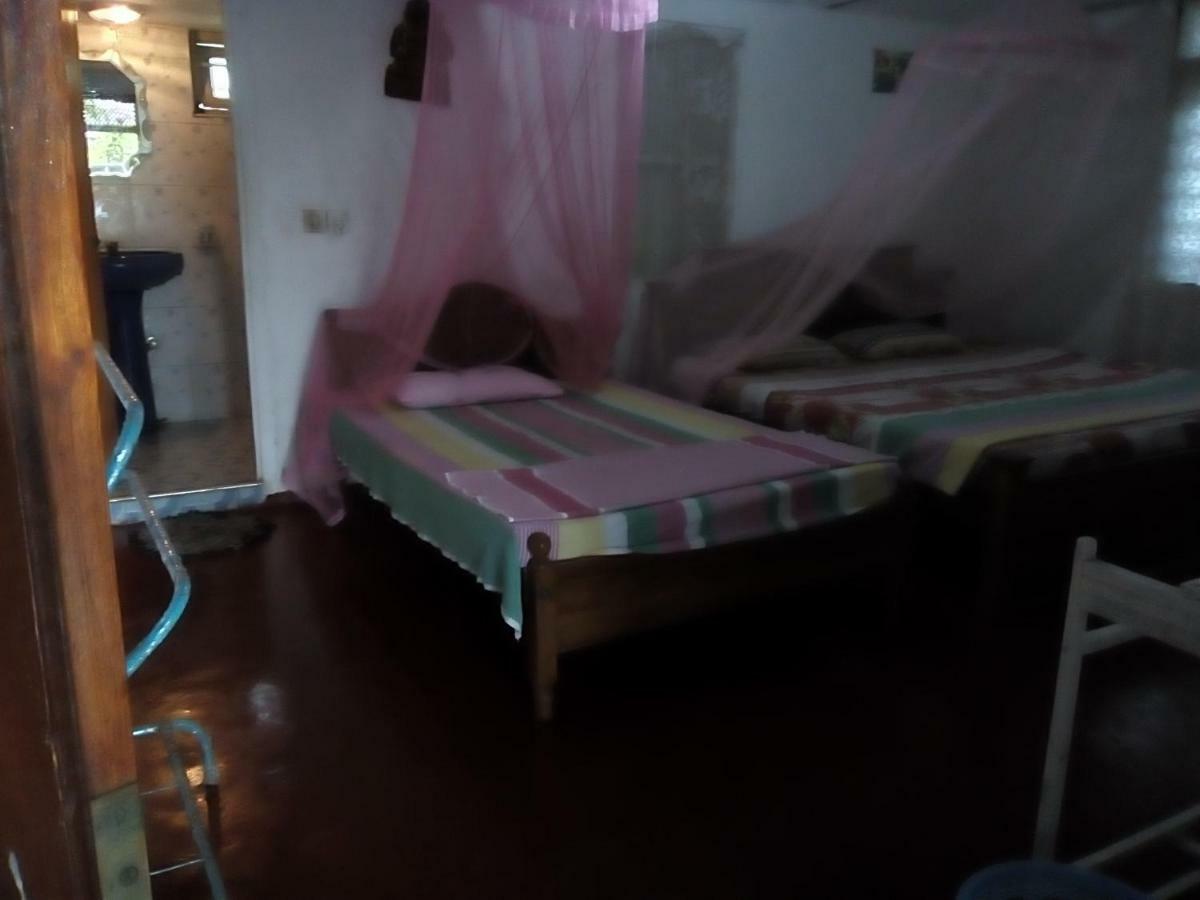 Thevindu Guest & Redmud Resturent Banduramulla المظهر الخارجي الصورة